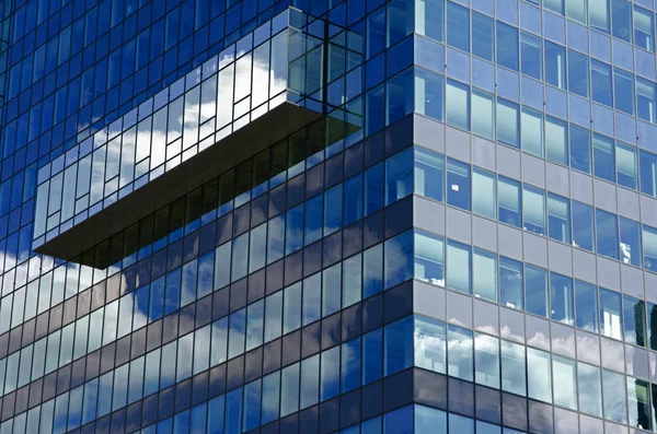 Nuvens refletidas na construção de óculos — Fotografia de Stock