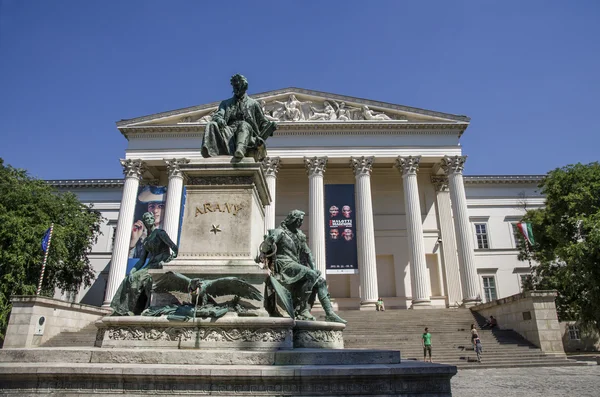 Janos arany escultura e Museu Nacional em Budapeste — Fotografia de Stock