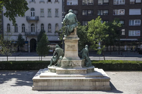 Zadní strana socha arany János v Budapešti — Stock fotografie