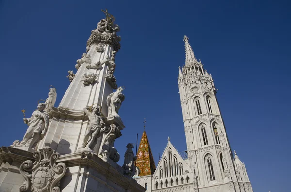 Statue of Holy Trinity and Matthias Church in Budapest — Stock Photo, Image