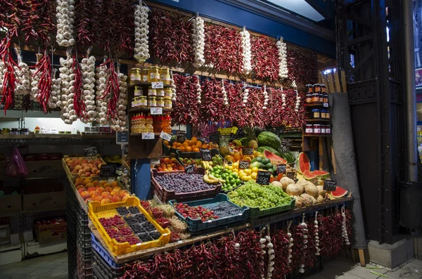 Ovoce stánku ve velké tržnici v Budapešti — Stock fotografie