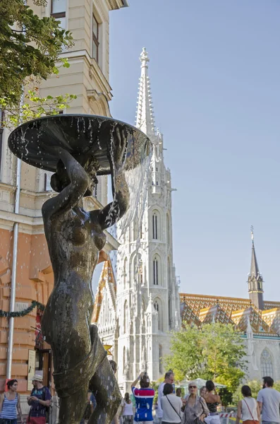 女人喷泉在布达佩斯的城堡区 — 图库照片