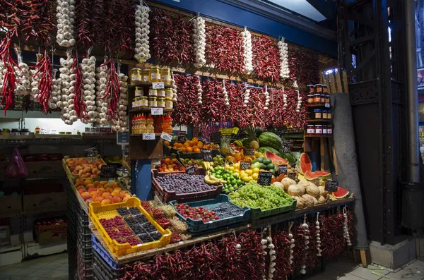 Estande de frutas no Great Market Hall em Budapeste Imagens Royalty-Free