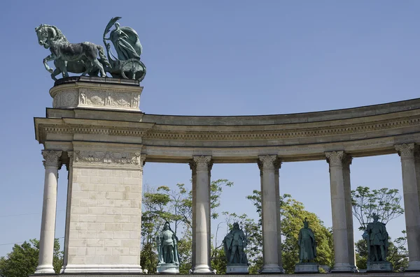 Estátua feminina de paz na Praça dos Heróis Budapeste — Fotografia de Stock