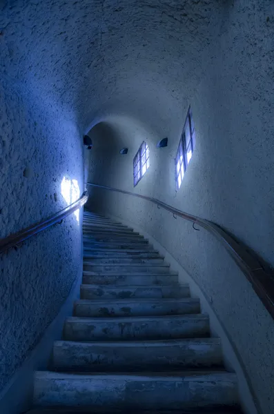 Escadaria em um túnel azul — Fotografia de Stock