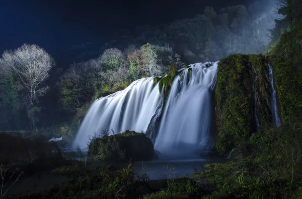 Vista nocturna de las cataratas Marmore — Foto de Stock