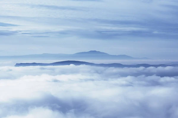Peaks over the fog — Stock Photo, Image