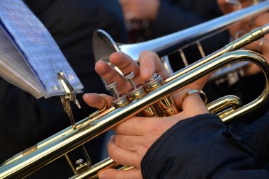 Altın trompet çalmaya