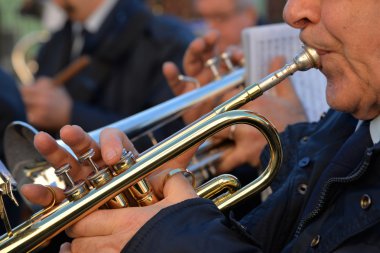 Altın trompet çalmaya