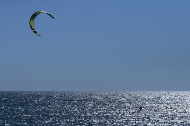 gün batımında Kiteboarding