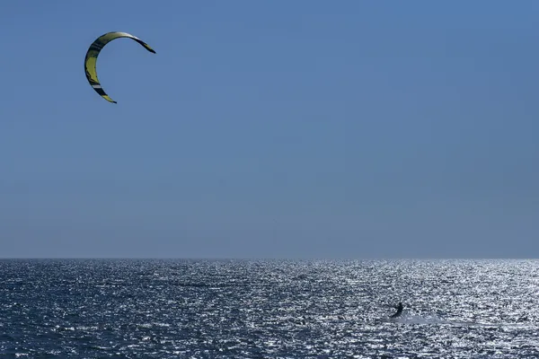 Kiteboarding ved solnedgang - Stock-foto