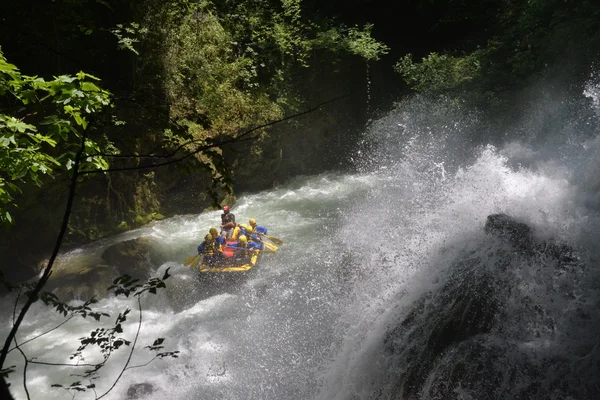 Rafting unter sauberem Wasserfall — Stockfoto