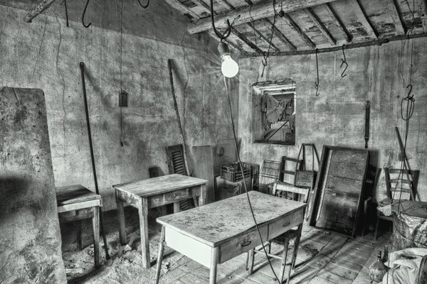 Antiguo dormitorio en una casa de campo — Foto de Stock