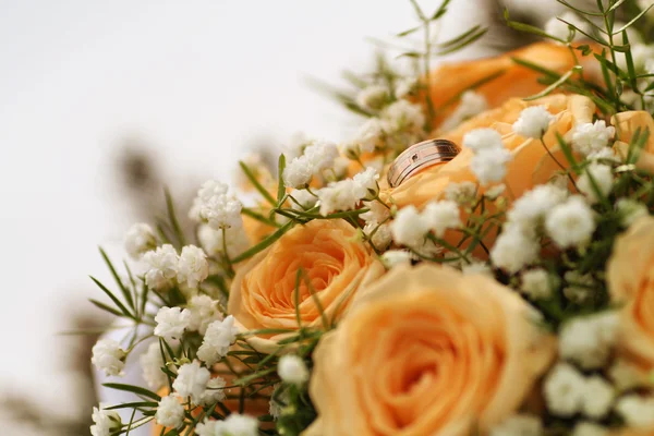 Bague en or sur un bouquet de roses — Photo