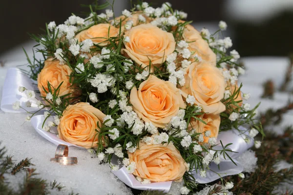 結婚式の花束とリング — ストック写真