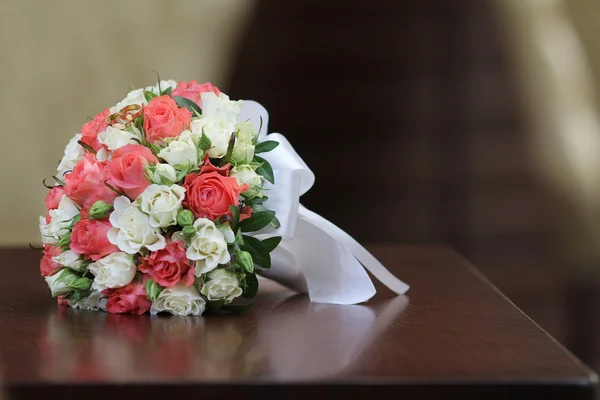 Lovely wedding bouquet and rings — Stock Photo, Image