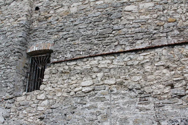 Ventana en la antigua pared de piedra — Foto de Stock