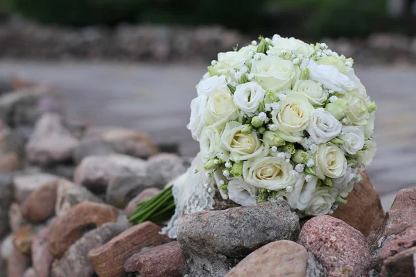 Strauß weißer Rosen vor der Hochzeit — Stockfoto