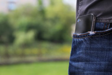kot pantolon cebinde telefon 