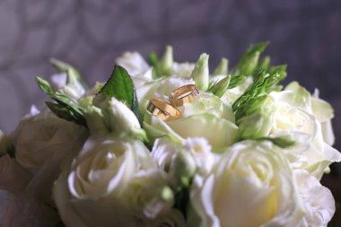 Alyanslar düğün buketinde