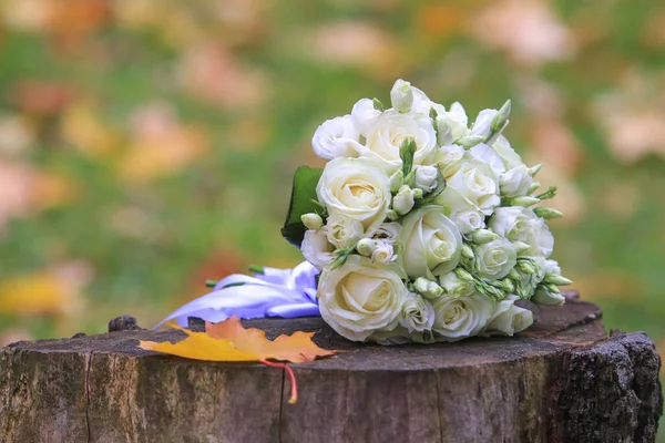 Bouquet Mariage Sur Tronc Arbre — Photo