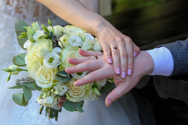 Bouquet Mariage Les Mains Des Jeunes Mariés Avec Des Alliances — Photo