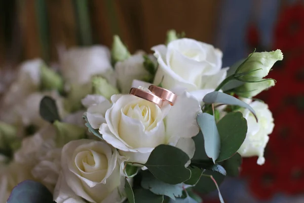 Wedding Rings Wedding Bouquet — Stock Photo, Image