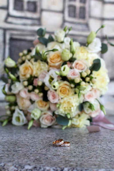 Two Wedding Rings Background Beautiful Bridal Bouquet Selective Focus — Fotografia de Stock