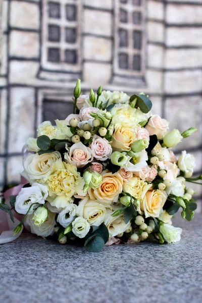 Beautiful Bridal Bouquet Lying Stone Table — 스톡 사진