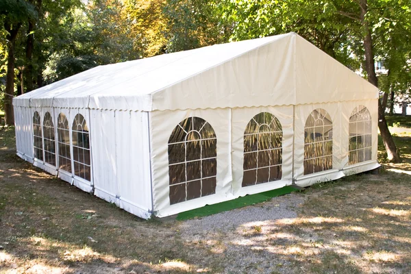 Grande tenda branca na floresta Fotos De Bancos De Imagens