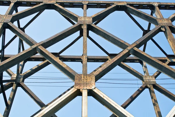 Construção de uma antiga ponte ferroviária — Fotografia de Stock