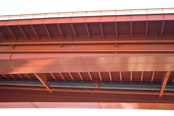 Unter roter Stahlbrücke — Stockfoto
