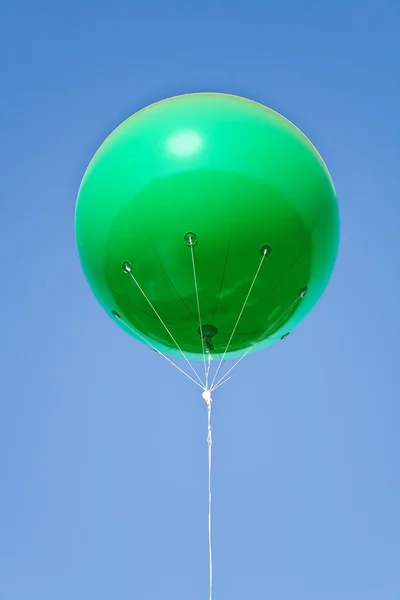 Groene grote ballon over blauwe hemel — Stockfoto