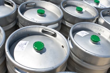arka plan olarak metal bira fıçısı