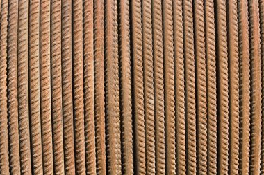 arka plan olarak paslı çelik çubuk