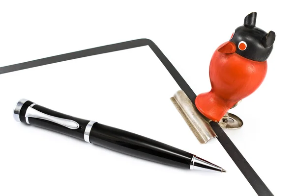 Formdaki bir baykuş ve kalem kağıt kıskacı — Stok fotoğraf
