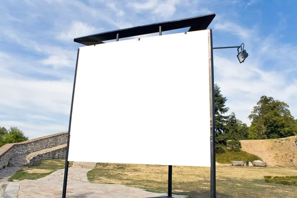 Leeg reclamebord in een park — Stockfoto