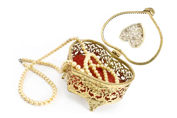 Goldene Schmuckschatulle mit Perlenkette — Stockfoto