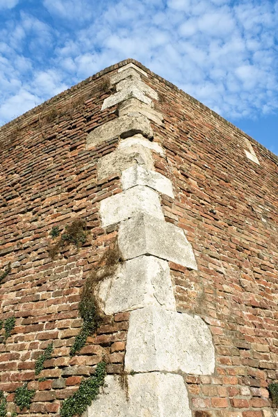 Angolo di pietra di fortezza di mattoni e cielo blu — Foto Stock