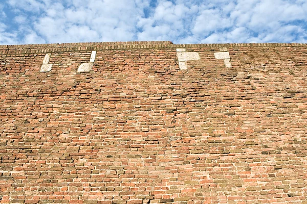 Kale tuğla duvar ve gökyüzü arka plan olarak — Stok fotoğraf