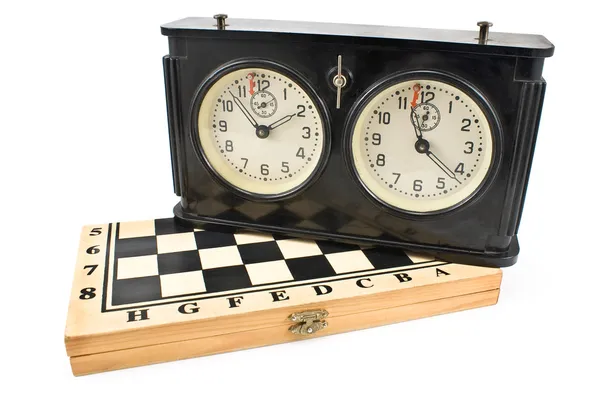 Satranç tahtası üzerinde eski satranç saat — Stok fotoğraf