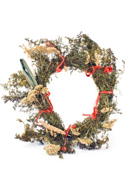 Kuru otlar üzerinde beyaz izole çelenk