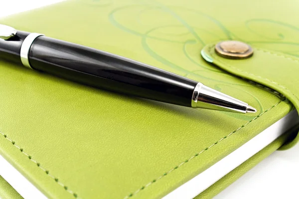 Lapicera y cuaderno verde — Foto de Stock