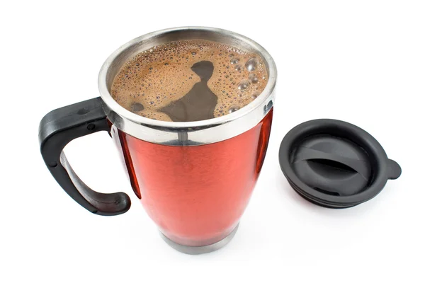 Garrafa térmica vermelha com bebida de café e tampa — Fotografia de Stock