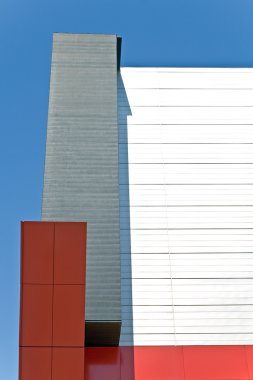 Mavi gökyüzü üzerinde modern binanın soyut detay
