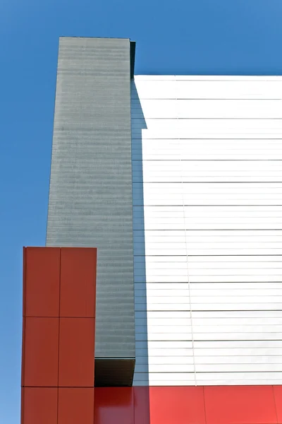 Detalle abstracto del edificio moderno sobre el cielo azul — Foto de Stock