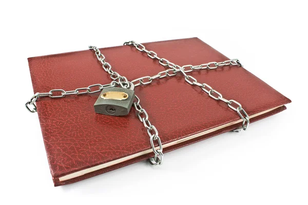 Röda anteckningsboken med hänglås och kätting — Stockfoto