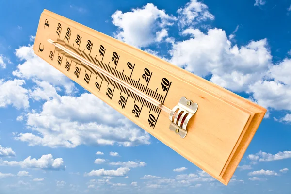 Drewniane Celsjusza termometr Fahrenheita nad niebieski niebo — Zdjęcie stockowe