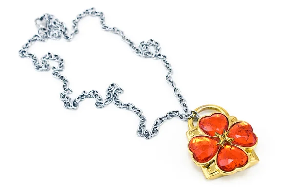 Collana in argento con pendente trifoglio e gemme rosse — Foto Stock