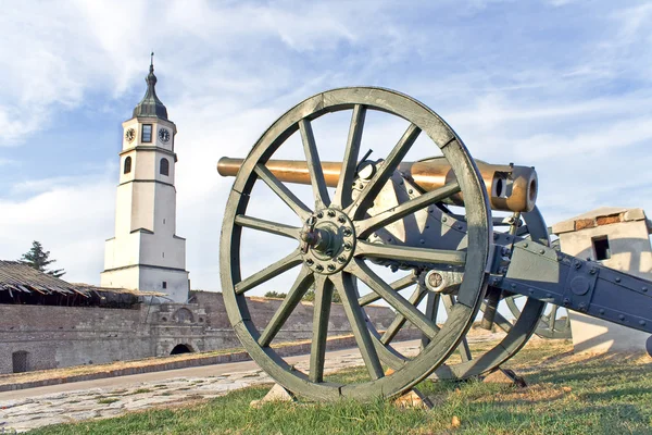 Old cannons on fortress and tower over blue sky — Stock Photo, Image
